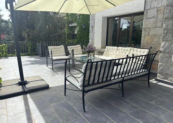 Villa con piscina: Los Cedros, gran chalet con piscina y apartamento en Navacerrada